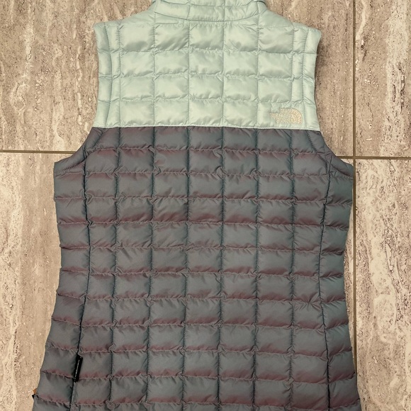 The North Face puffer vest, never worn, size xs - Picture 2 of 4